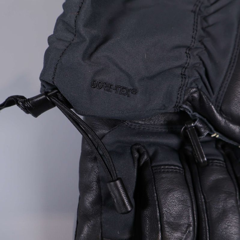 Närbild på handskarnas mudddragkedja och GORE-TEX logotyp