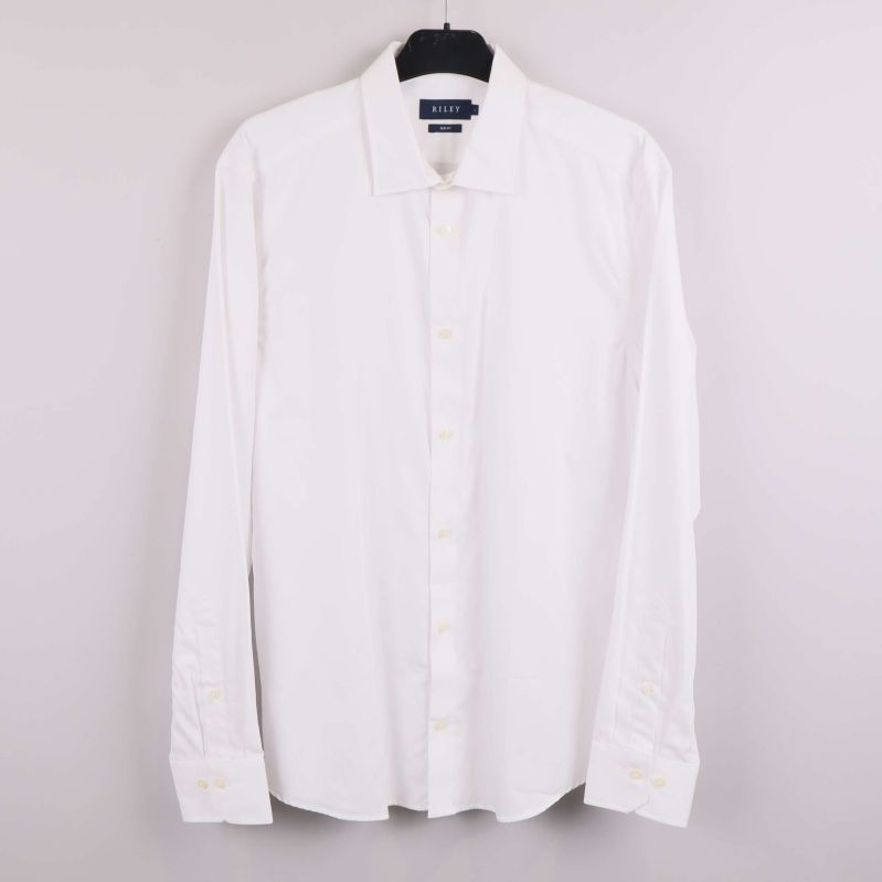 Framsida av vit slim fit skjorta hängande på galge