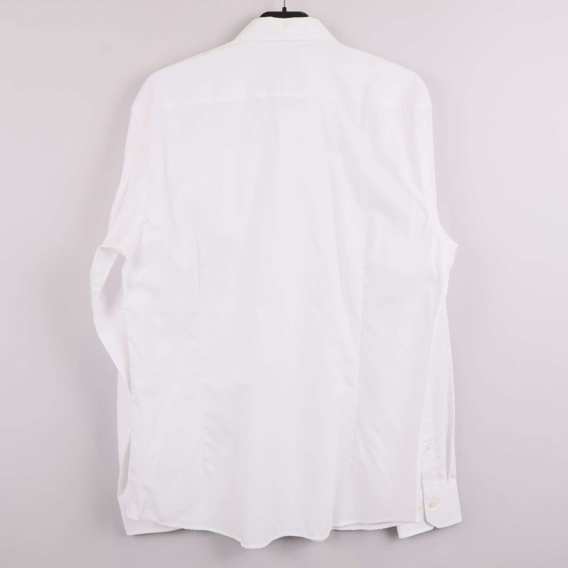 Baksida av vit skjorta i rak modell