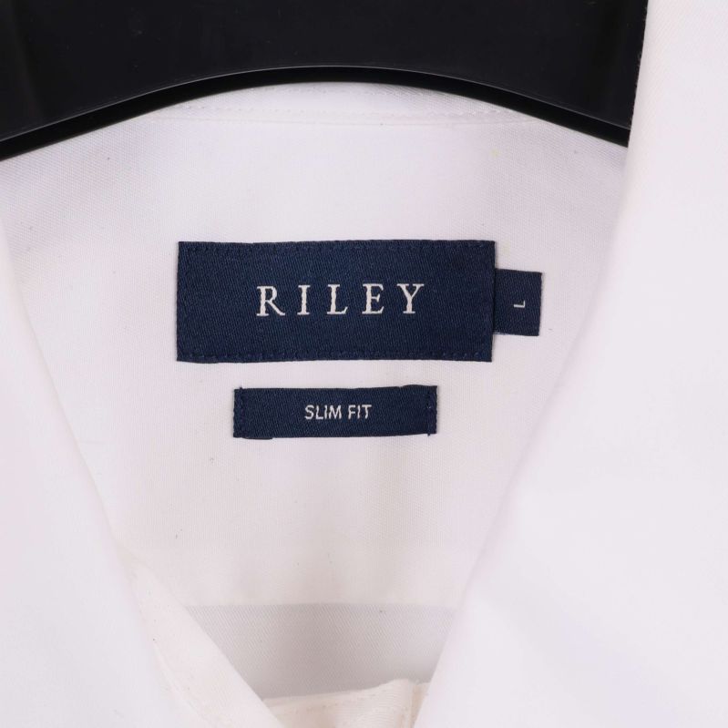 Närbild på Riley logotyp och slim fit-märkning i kragen