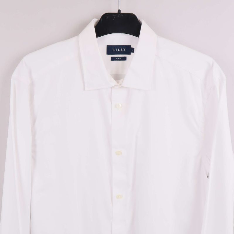 Överdel av vit skjorta med krage och knappar