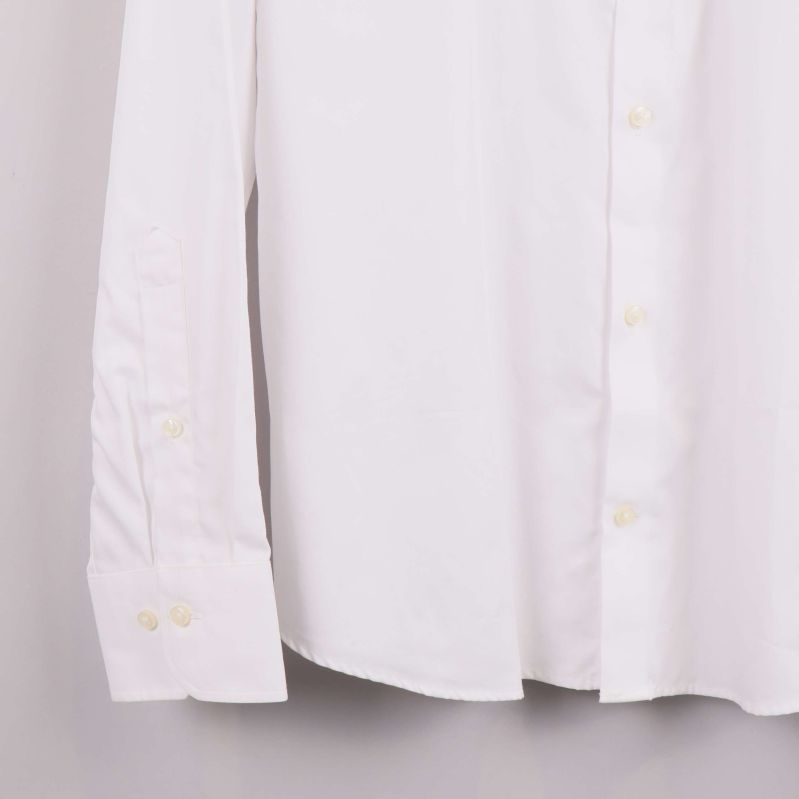 Närbild på ärmslut och manschett av vit skjorta