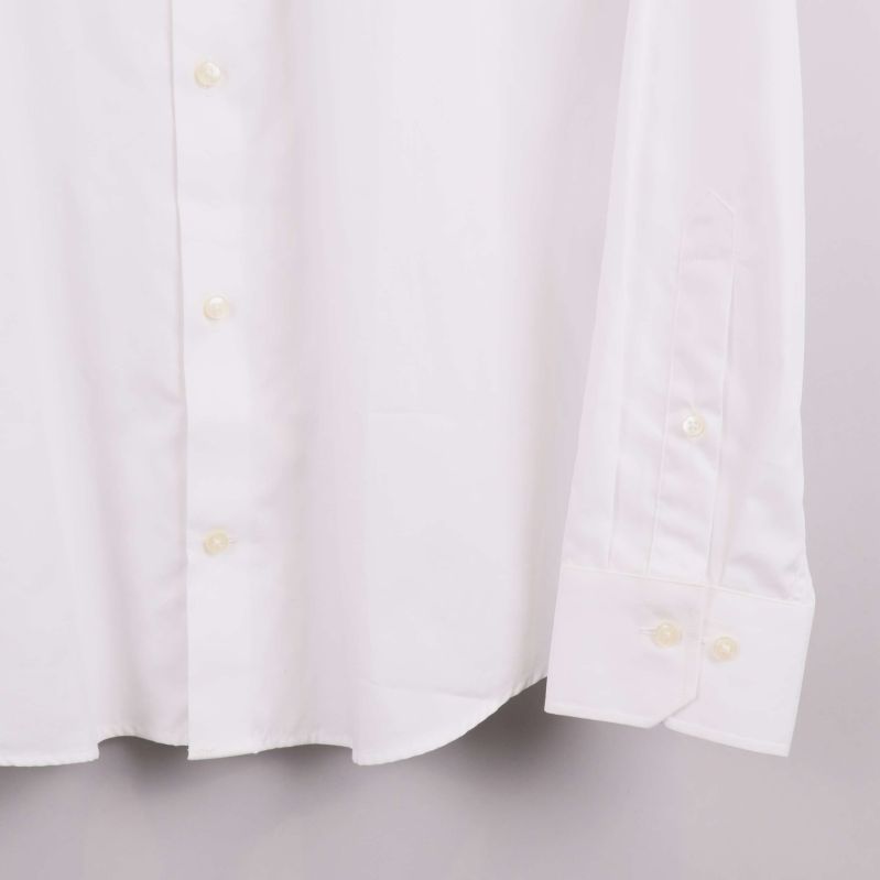 Detaljbild på skjortans nedre framkant och knappar