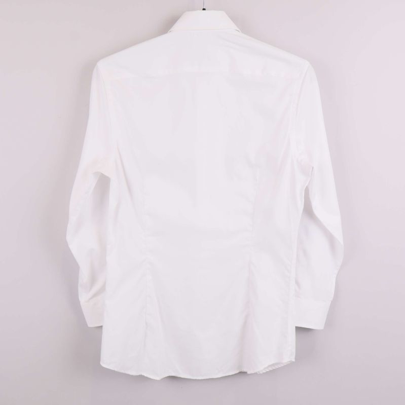 Baksida av vit långärmad skjorta på galge