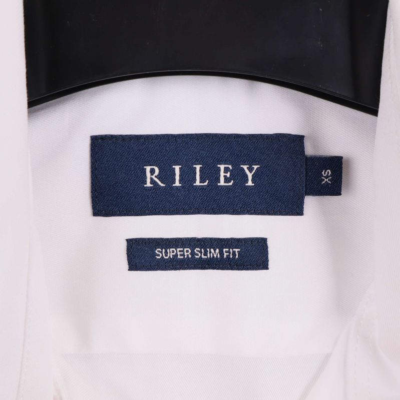 Närbild på etikett med Riley och Super Slim Fit