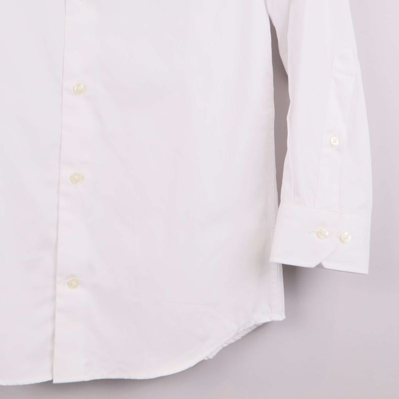 Närbild av andra skjortärmen och knappar framtill