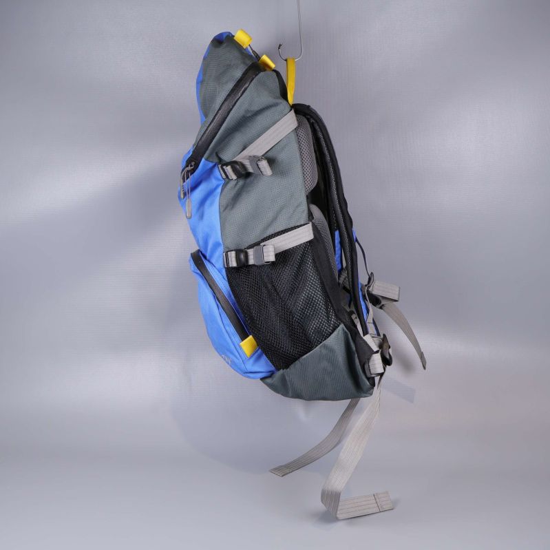 Ryggsäck i blått och grått sedd från sidan