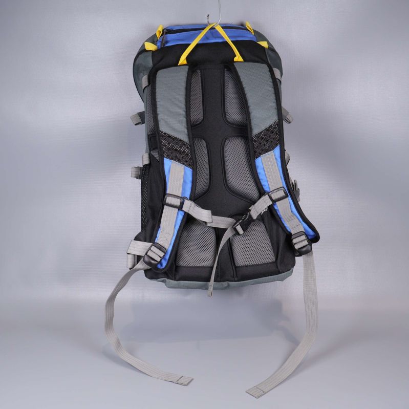 Ryggpanel och axelremmar med vaddering syns bakifrån