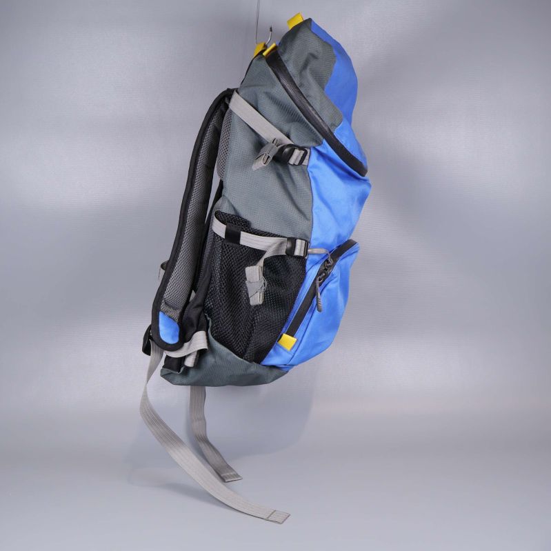 Sidovy mot ryggsäck med meshfickor och remmar