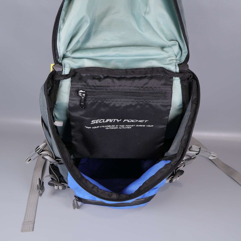 Insidan av ryggsäcken med säkerhetsficka och dragkedja