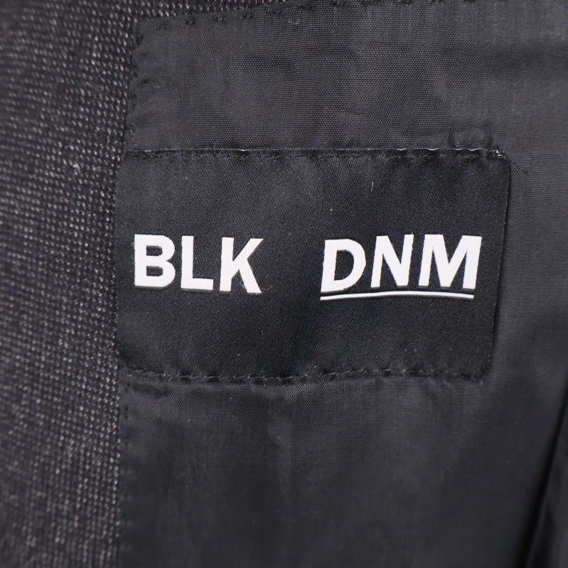 BLK DNM logotyp invändigt på kavajen