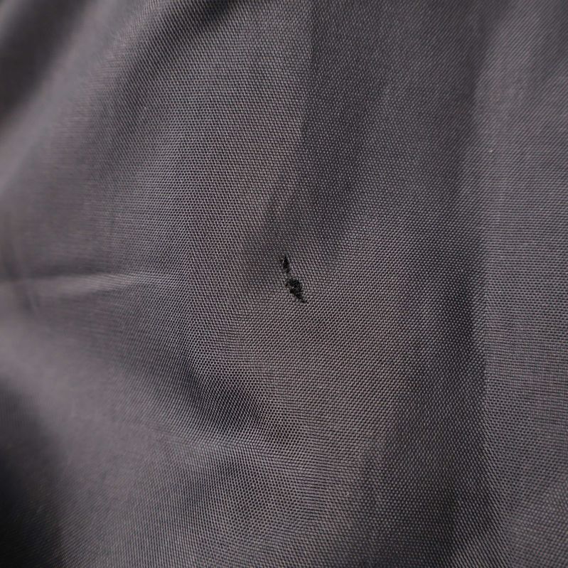 Närbild på litet hål i fodret på insidan