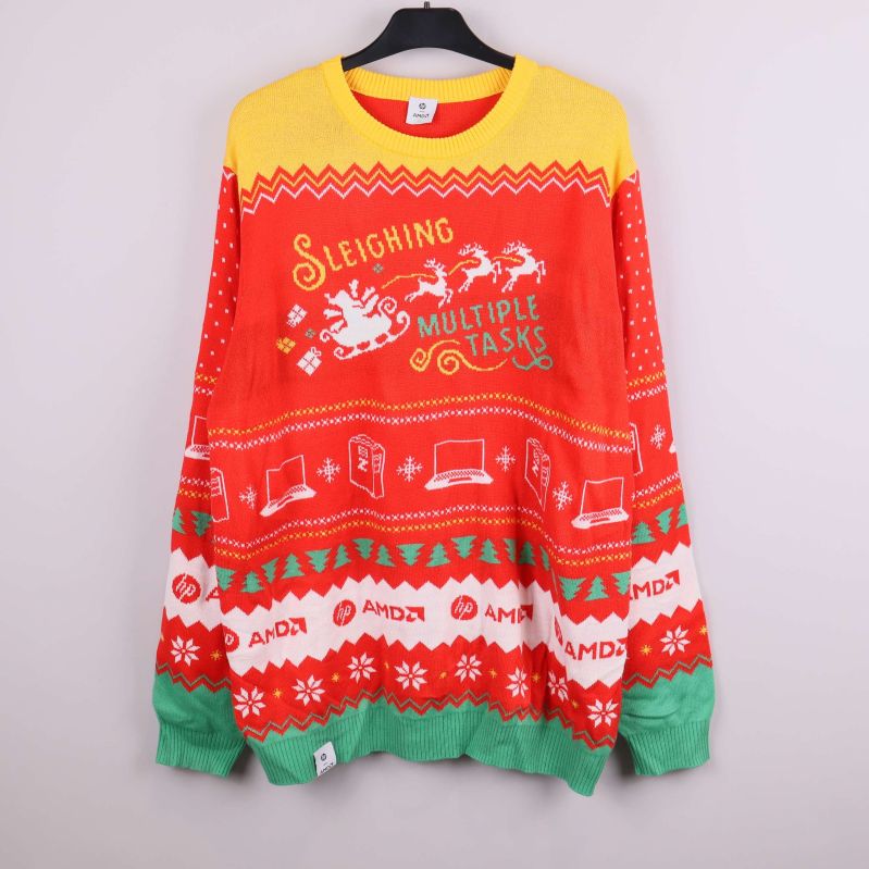 Jultröja i rött, gult och grönt med motiv av renar och datorer