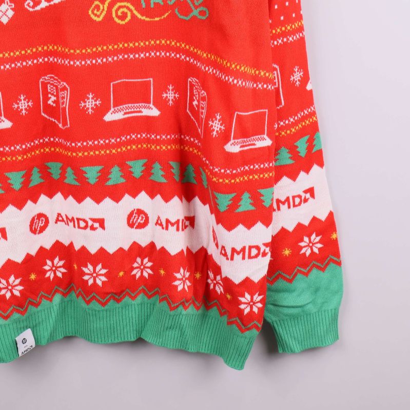 Närbild på mönster vid tröjans nederkant samt logotyper