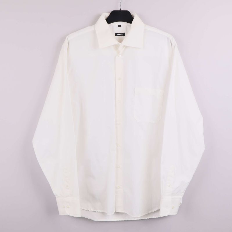 Vit skjorta från NONNO upphängd framifrån
