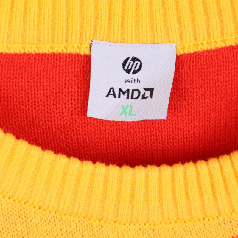 Etikett i nacken med hp, AMD logotyper och XL-storlek