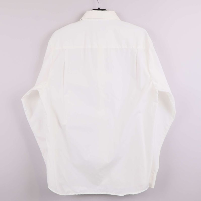 Vit skjorta från NONNO fotograferad bakifrån