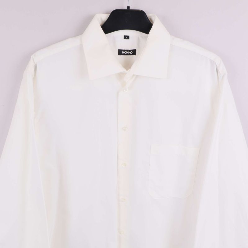 Närbild av skjortans krage och bröstficka framtill