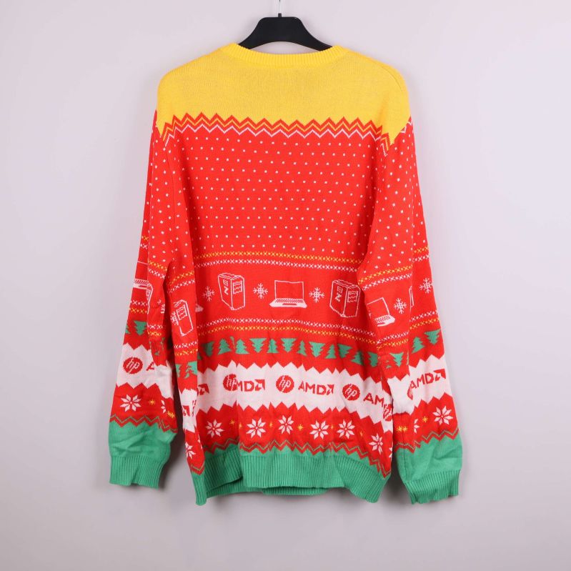 Jultröjan bakifrån med prickigt och randigt mönster