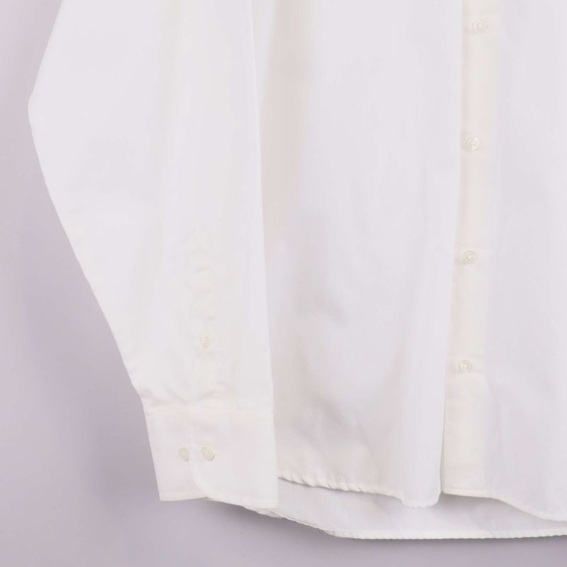 Närbild av skjortans ärmslut och manschett