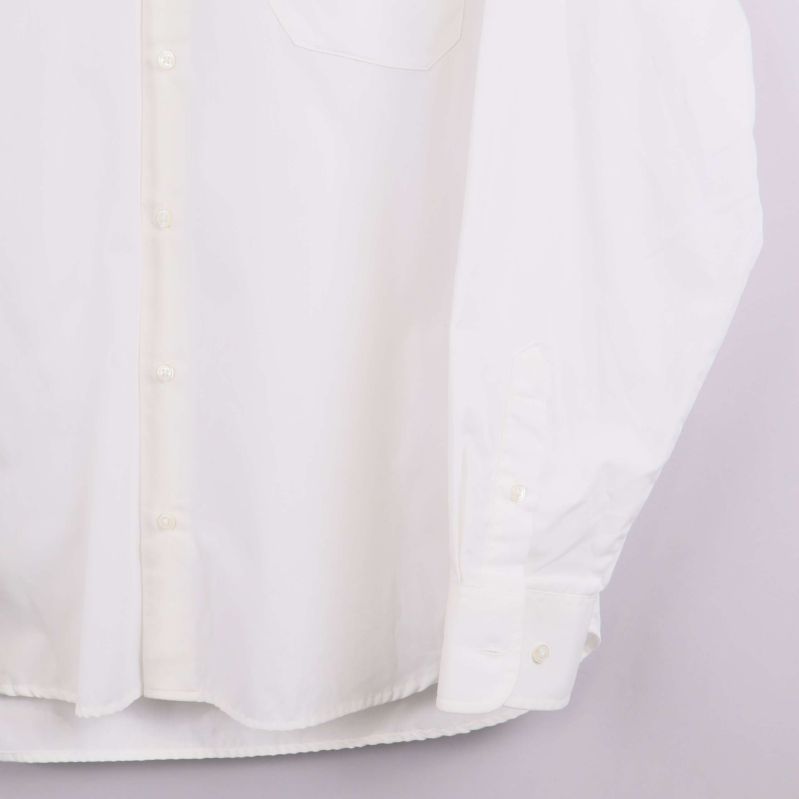 Närbild av motsatt manschett på skjortan