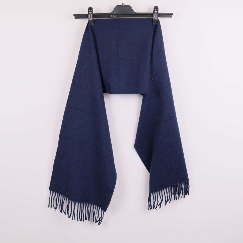 Marinblå halsduk utvikt på galge med fransar nedtill