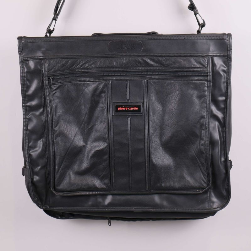 Framsida av svart portfölj med ytterfack och pierre cardin-märke