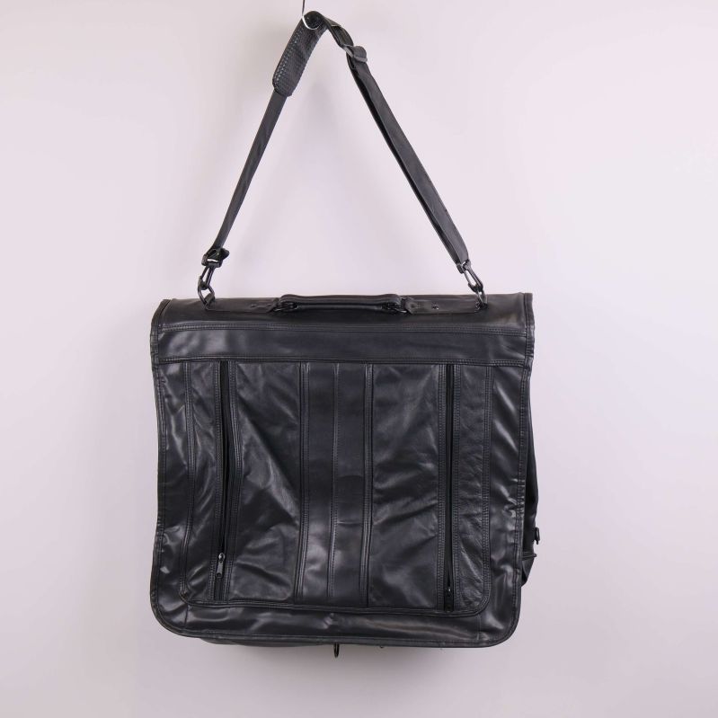 Baksidan av svart portfölj i läder visas med axelrem