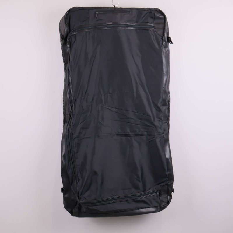 Portfölj med öppen framdel visar fack och innandöme