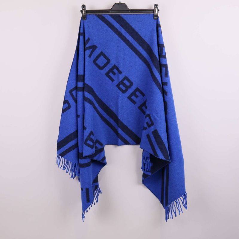 Utfälld blå halsduk med textmönster och fransar