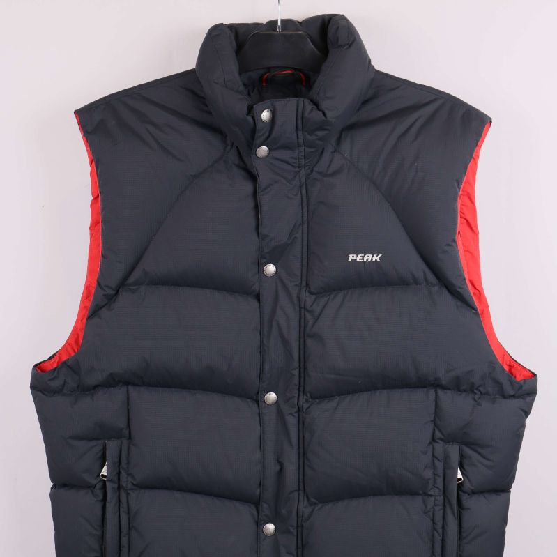 Övre delen av västen med krage och röda kanter