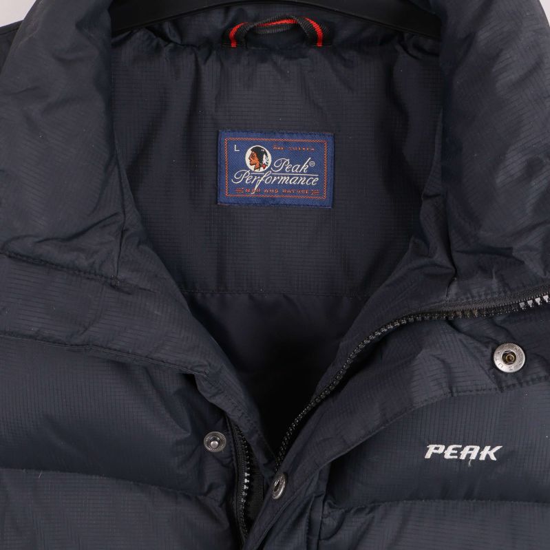 Närbild på dunvästens etikett och krage