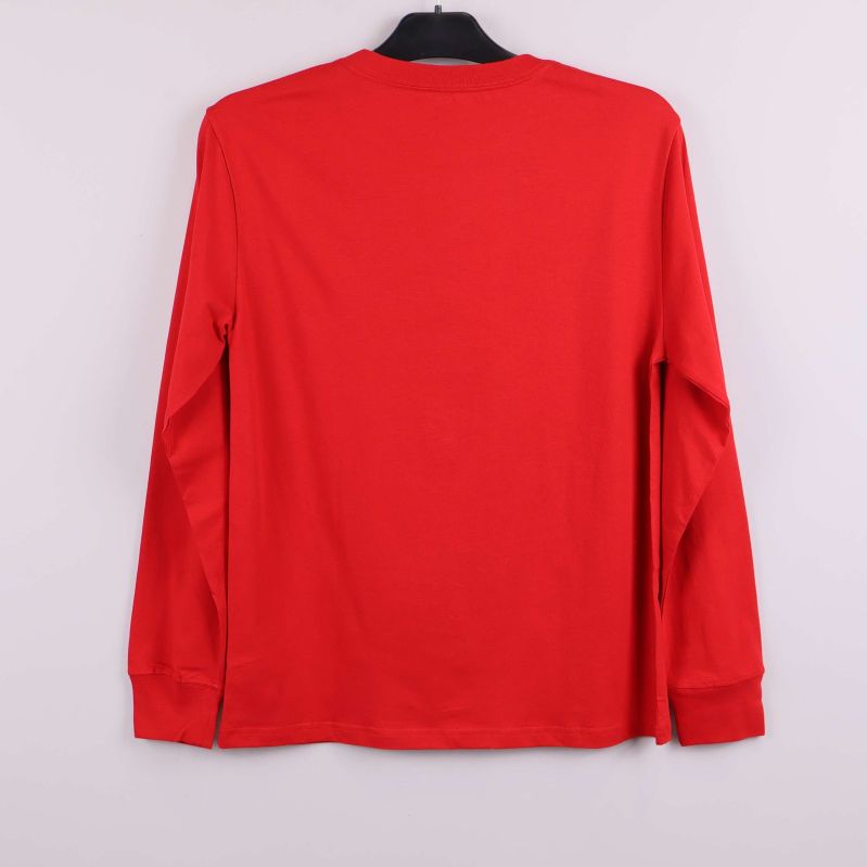 Röd långärmad tröja sedd bakifrån, hela ryggen syns