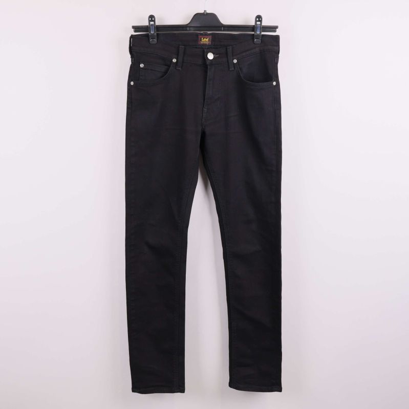 Svarta Lee-jeans hängande framifrån