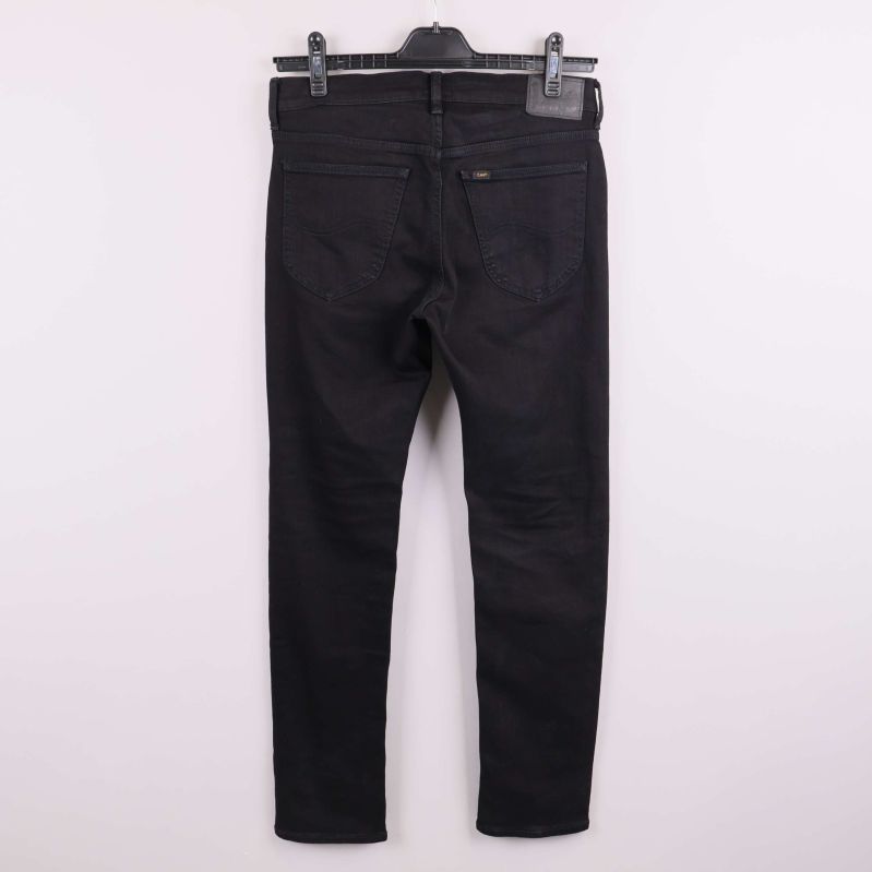 Svarta Lee-jeans bakifrån med fickor