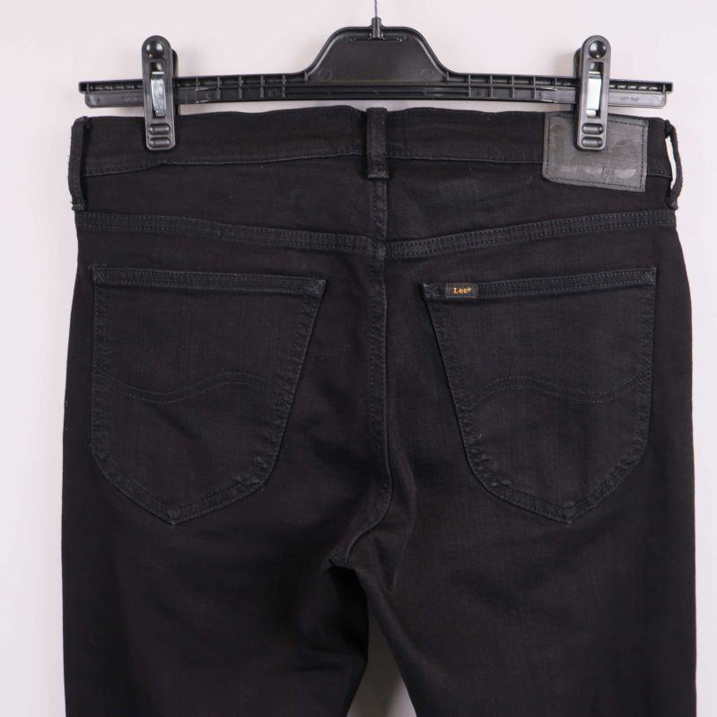 Närbild på bakfickor och Lee-blad på svarta jeans