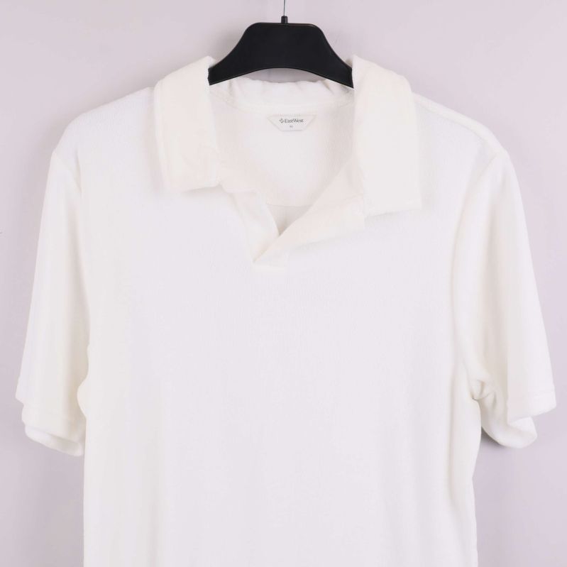 Närbild på vit pikétröjas krage och överdel