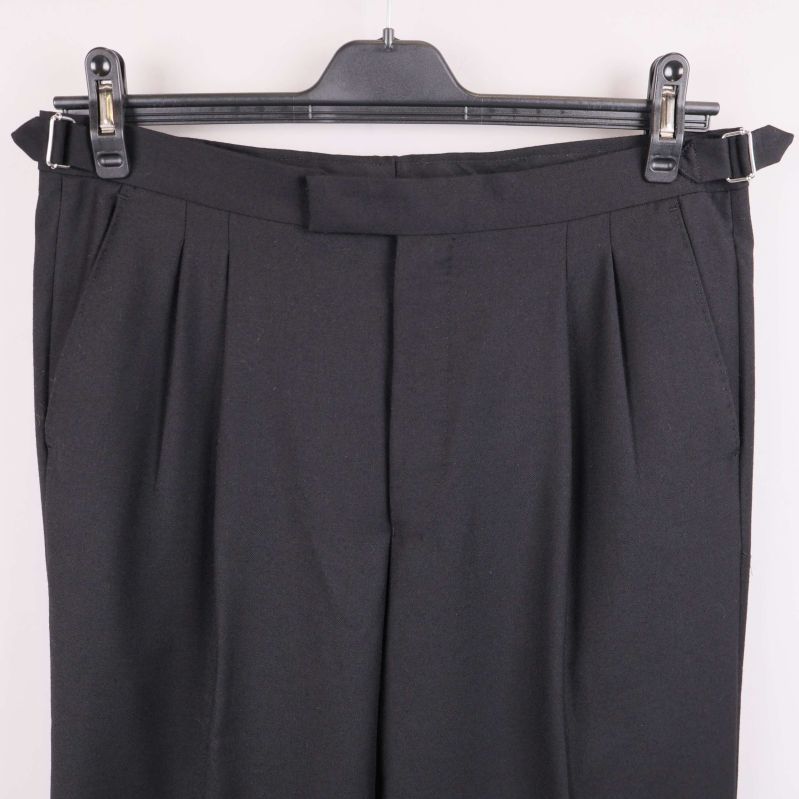 Närbild på midja och fickor på kostymbyxa