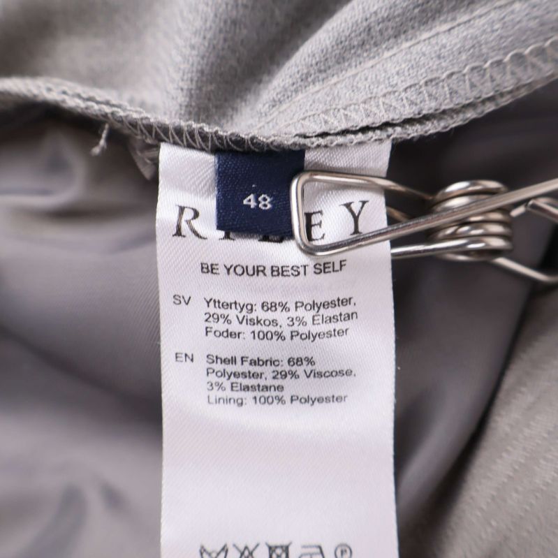 Materialetikett visar blandning av polyester, viskos och elastan