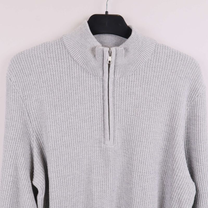 Närbild på hög krage med dragkedja i tröjan