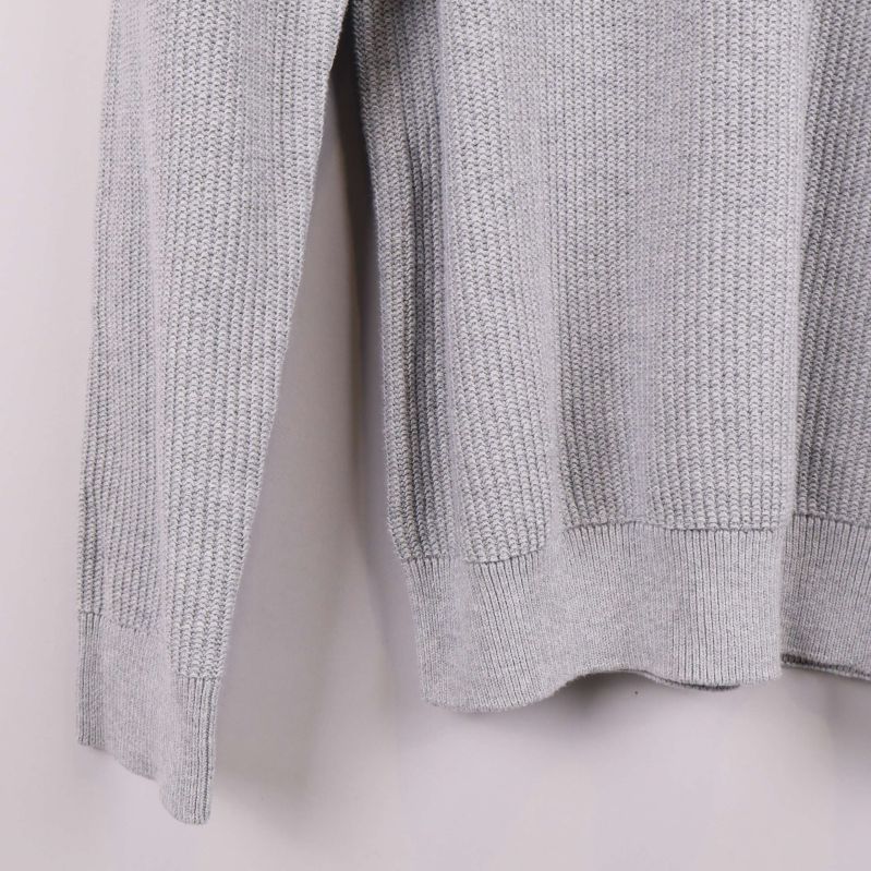 Närbild av tröjans ärmslut och muddar