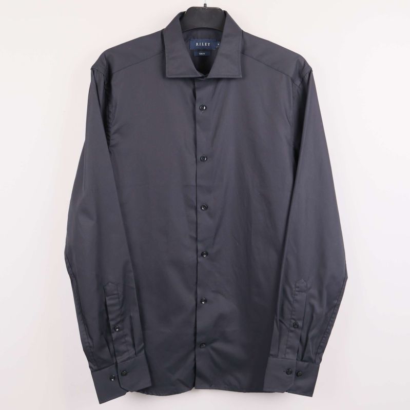 Mörk skjorta på galge med knäppning fram