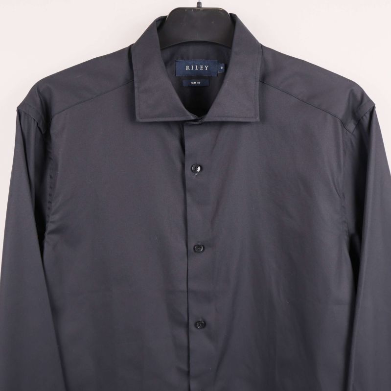 Närbild på skjortans krage och bröstparti