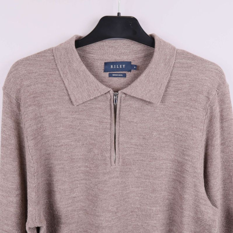 Närbild på krage och dragkedja framtill på tröjan