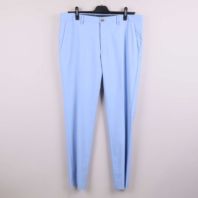 Ljusblå slim fit byxa framifrån på galge