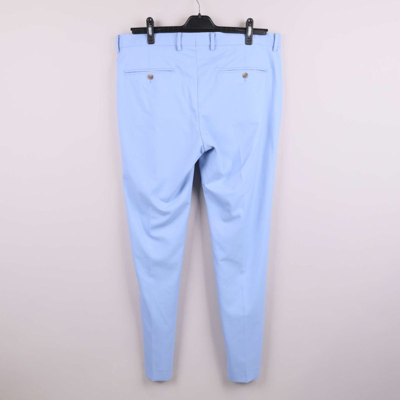 Ljusblå slim fit byxa bakifrån med fickor