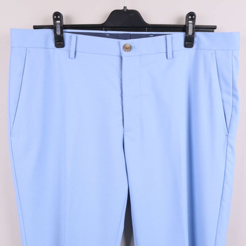 Detaljbild på midja och fickor på ljusblå byxa