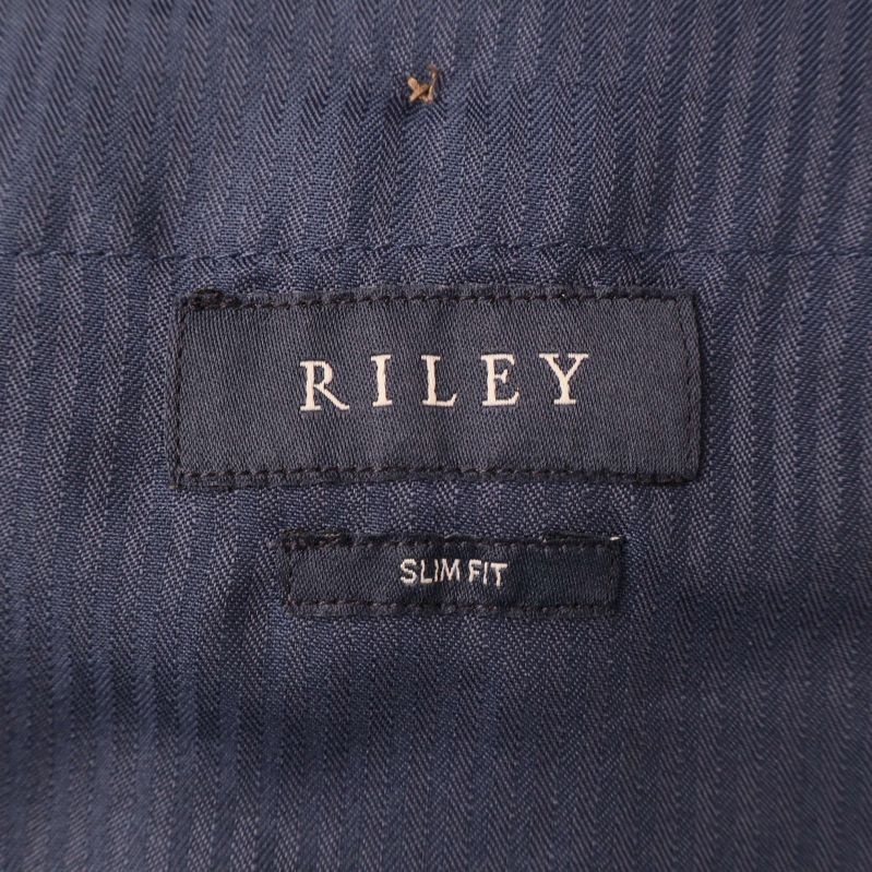 Riley varumärkesetikett med slim fit text