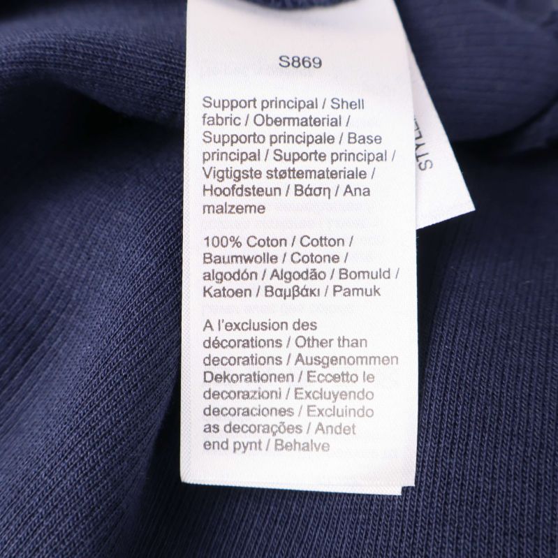 Materiallapp som visar 100% bomull på blå tröja