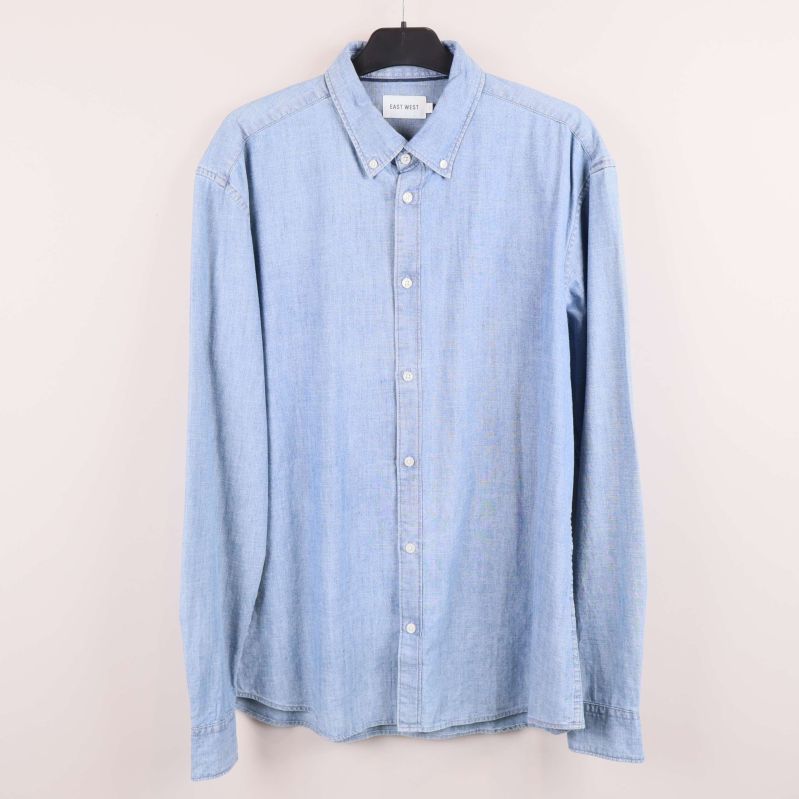 Ljusblå bomullsskjorta på galge framifrån